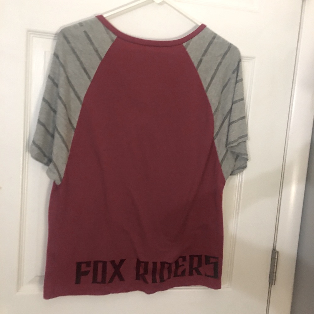 🌺FOX brand tee shirt in GUC.size small but would definitely fit a medium🌺